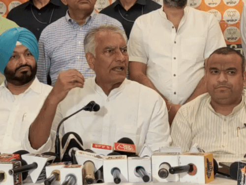 पंजाब बीजेपी प्रधान सुनील जाखड़ आम आदमी पार्टी पर बयान देते हुए।