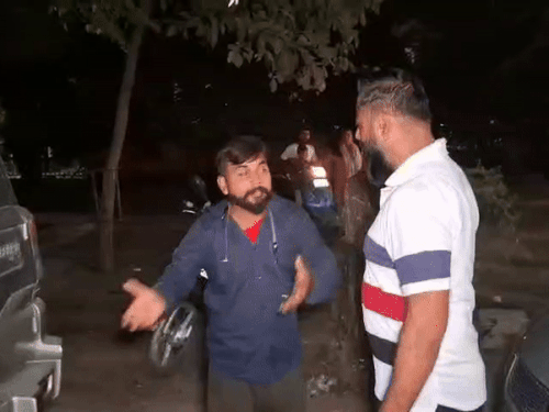 पुलिस चौकी पहुंच पीड़िता की बहन से मिलने आए आरोपी के भाई को थप्पड़ मारते लोग।