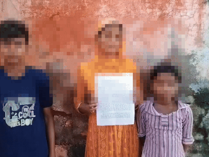 बच्चों के साथ शिकायत लेकर खड़ी पीड़िता महिला। - Dainik Bhaskar