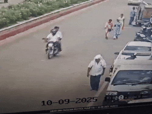 स्टेशन रोड पर बुजुर्ग का पीछा करते हुए तीनों महिलाएं।