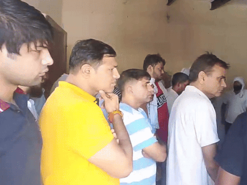 नीली टीशर्ट में बाएं ओर खड़े रेसलर साक्षी मलिक के पति, वह भी पूनिया के पिता को श्रद्धांजलि देने पहुंचे हैं।