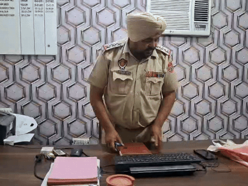 कैलाश पुलिस चौकी इंचार्ज भजन लाल जानकारी देते हुए।