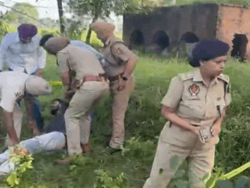 फरीदकोट में हुए एनकाउंटर के बाद मौके पर पहुंचे पुलिस अधिकारी। - Dainik Bhaskar