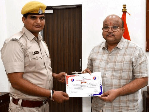 तत्कालीन एसपी शरद चौधरी व एसपी राजश्री राज ने कॉन्स्टेबल प्रवीण को उल्लेखनीय काम के लिए सम्मानित भी किया।