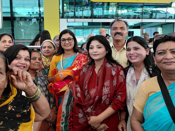 डबोक एयरपोर्ट पर महिला कांग्रेस की राष्ट्रीय अध्यक्ष अलका लांबा का स्वागत किया गया।