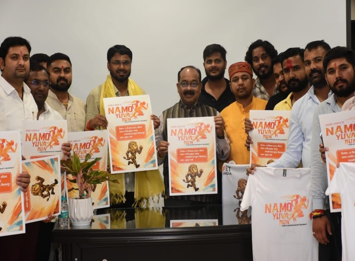 मैराथन पोस्ट के साथ डिप्टी सीएम अरुण साव और भाजयुमो के पदाधिकारी।