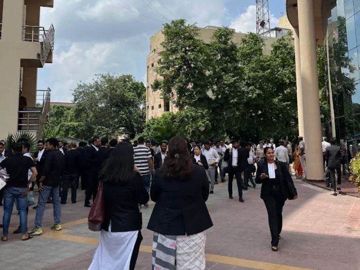 बम की धमकी के बाद कोर्ट कैंपस को खाली कराया गया। बाहर खड़े वकील और अन्य लोग।