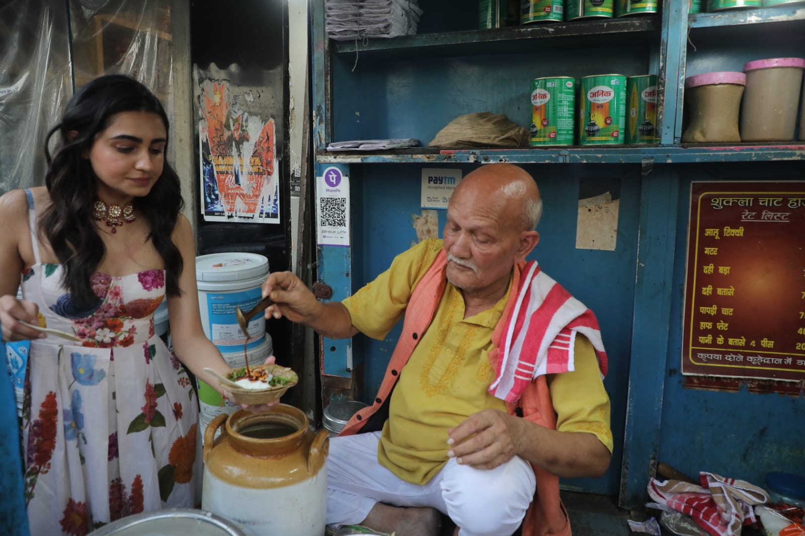 शुक्ला चाट वाले के यहां वेदिका पिंटो ने चाट में अलग से दही-चटनी डलवाई।