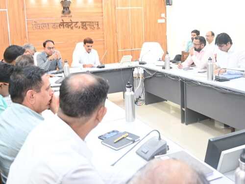 कलेक्ट्रेट सभागार में समीक्षा बैठक लेते हुए जिला कलेक्टर डॉ. अरुण गर्ग।