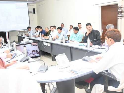 वीडियो कॉन्फ्रेंसिंग के जरिए बैठक से जुड़े ब्लॉक स्तर के अधिकारी।