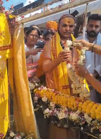 Avimukteshwaranand Saraswati Acharya had come to unveil the statue of Kishore Kunal.