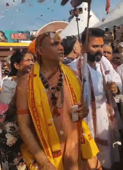 Avimukteshwarananda Saraswati also performed worship at the Mahavir temple in Patna.