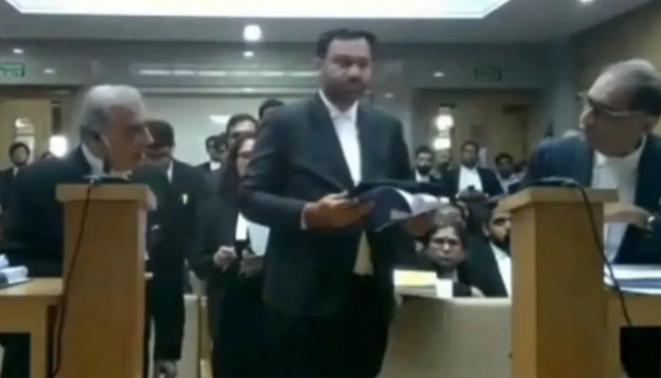 वकील महेश जेठमलानी (बाएं) और वकील राजीव नायर (दाएं)