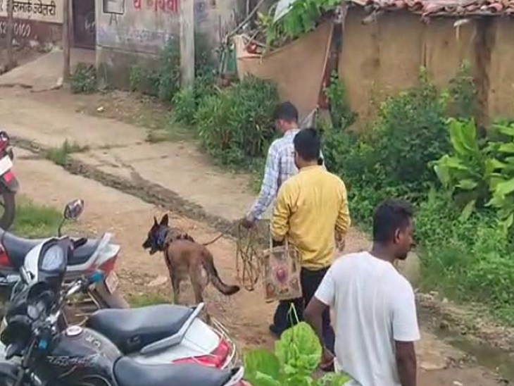 पुलिस डॉग मृतक के भतीजे के घर के सामने जाकर रुकी।