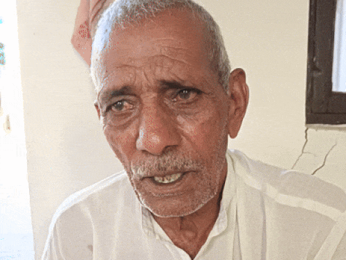 गांव के हालात की जानकारी देते ग्रामीण।