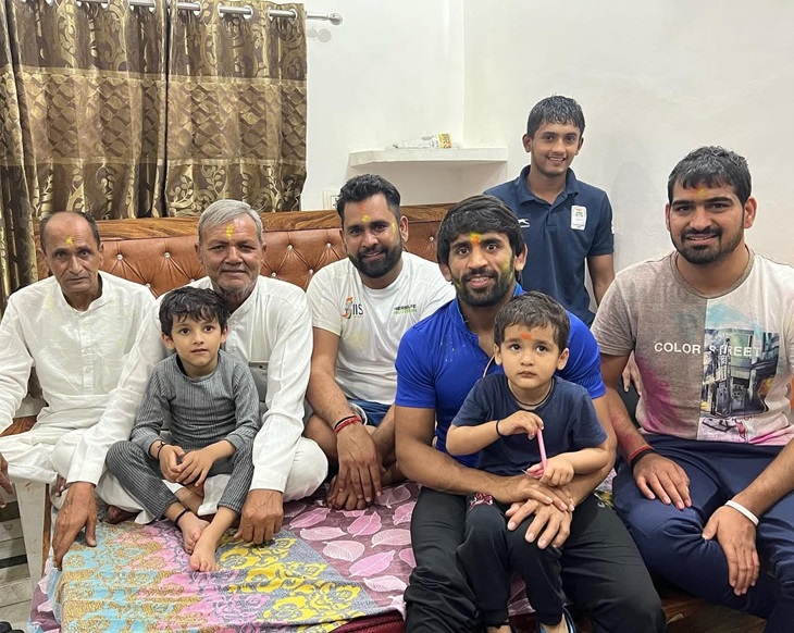 बजरंग पूनिया व अन्य पारिवारिक सदस्यों के साथ मौजूद उनके पिता बलवान पूनिया।