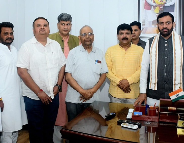 Ashish Tayal (Yellow shirt) met Chief Minister Naib Singh Saini with a delegation of industrial area industrialists.