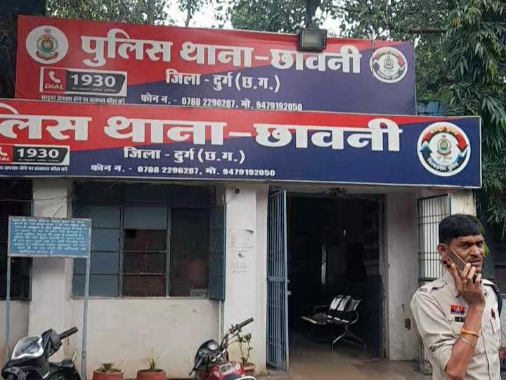 परिजनों ने छावनी थाने में शिकायत दर्ज कराई है। पुलिस दोनों भाइयों की तलाश में जुटी है।