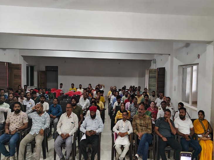 बैठक में उपस्थित अंबिकापुर शहर के कांग्रेस पदाधिकारी