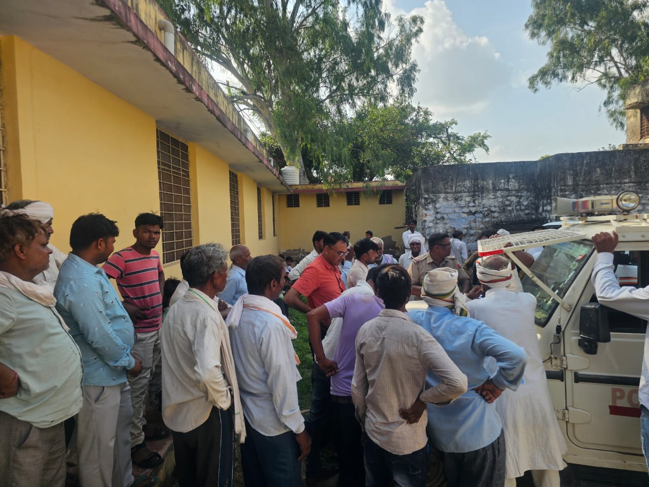 पुलिस रूपवास अस्पताल की मॉर्च्युरी पर शव के पोस्टमार्टम की तैयारी करते हुए।