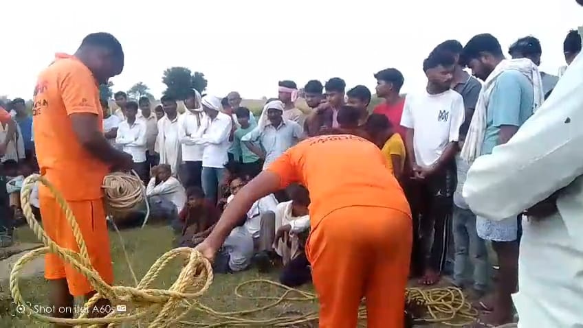 SDRF की टीम ने 2 घंटे के सर्च ऑपरेशन के बाद पिंटू के शव को निकाला कुएं से।