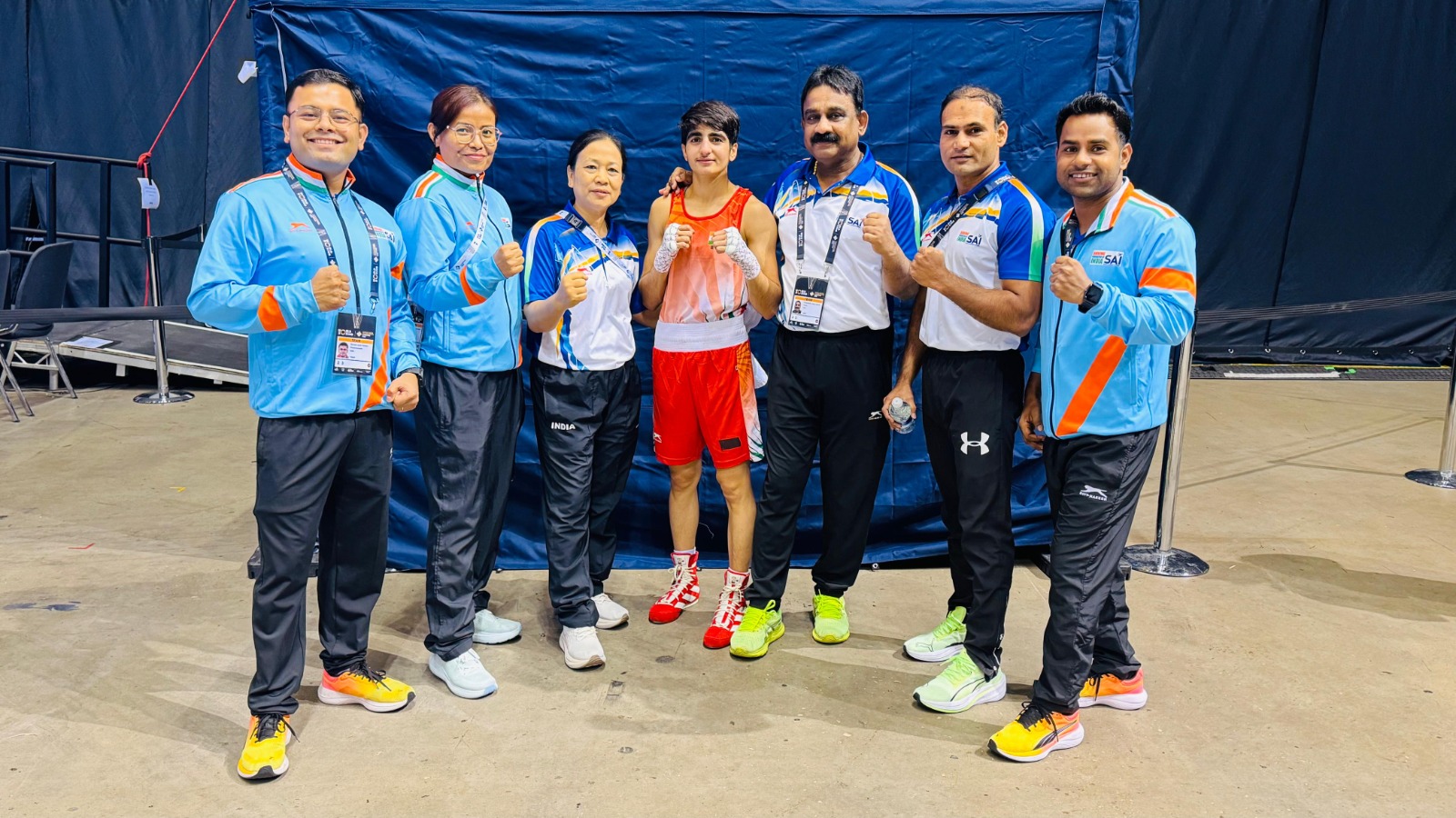 सेमीफाइनल में पहुंचने के बाद सपोर्ट स्टाफ के साथ फोटो खिंचाती मीनाक्षी।