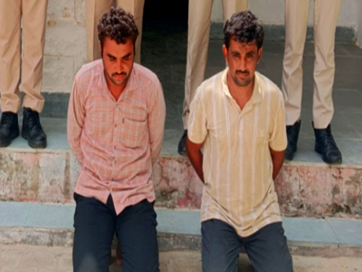 पुलिस की गिरफ्त में दोनों चोर।