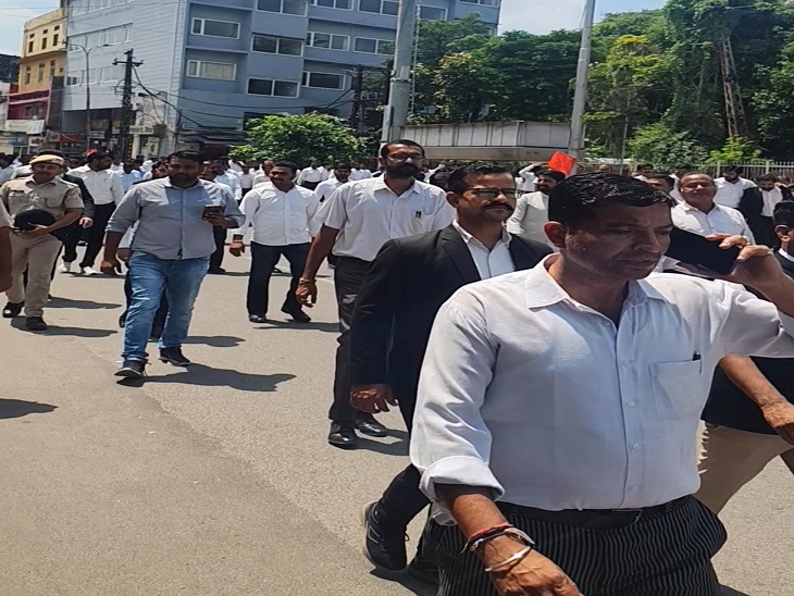 सैकड़ों की संख्या में वकील जुलूस के रूप में कोर्ट से कलक्ट्री होते हुए देहली गेट पहुंचे।