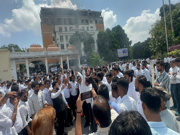 इस दौरान हाईकोर्ट बेंच उदयपुर में स्थापित हो और लेके रहेंगे हाईकोर्ट बेंच.. जैसे नारे लगाए गए।