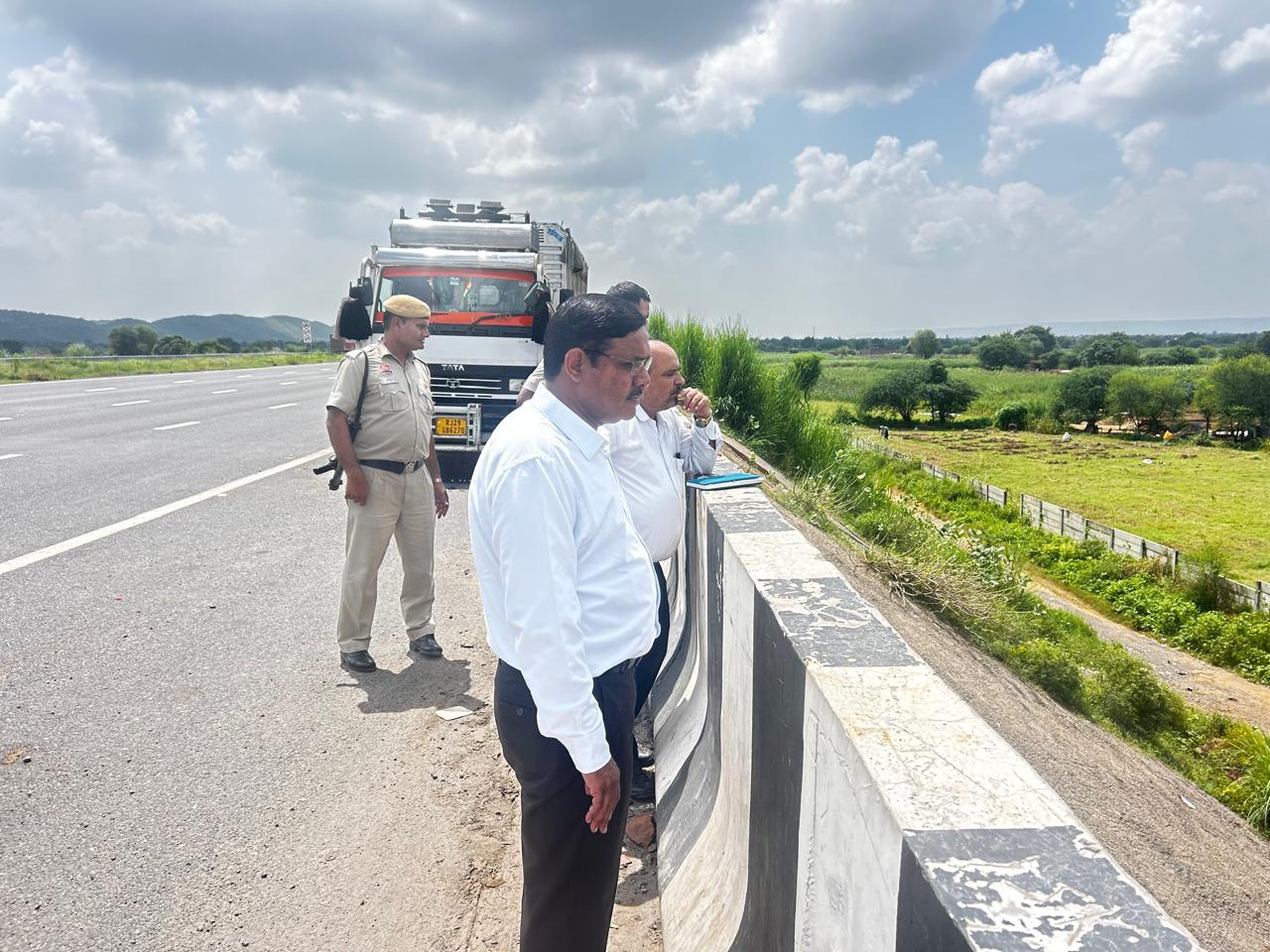 दिल्ली-मुंबई एक्सप्रेसवे पर ढाबों का निरीक्षण करते एसडीएम लक्ष्मी नारायण।