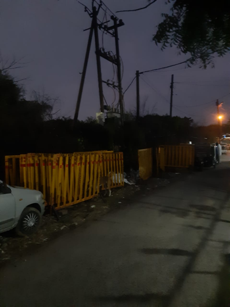 घरों के आसपास इस तरह से बेरिकेडिंग भी की गई है।