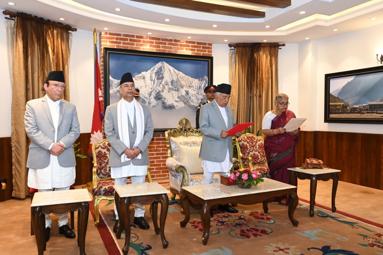 राष्ट्रपति रामचंद्र पौडेल ने शुक्रवार को राष्ट्रपति भवन 'शीतल निवास' में सुशीला कार्की को अंतरिम पीएम पद की शपथ दिलाई।