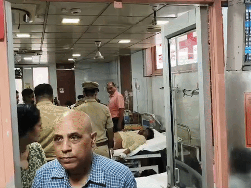 सिविल हॉस्पिटल के इमरजेंसी वार्ड में युवक को भर्ती कराया गया। ढाई घंटे के बाद इलाज के दौरान उसकी मौत हो गई।