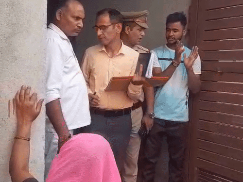 बुलंदशहर में मृतक के घर पुलिस पहुंची है। परिजनों से पूछताछ कर रही है।