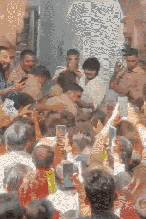 बांके बिहारी मंदिर में प्रेमानंद महाराज के दर्शन करने के लिए उमड़ी भीड़।