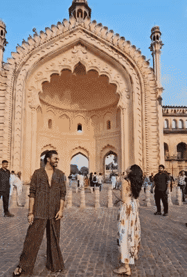 ऐश्वर्य ठाकरे और वेदिका पिंटो ने रूमी गेट पर मस्ती की।