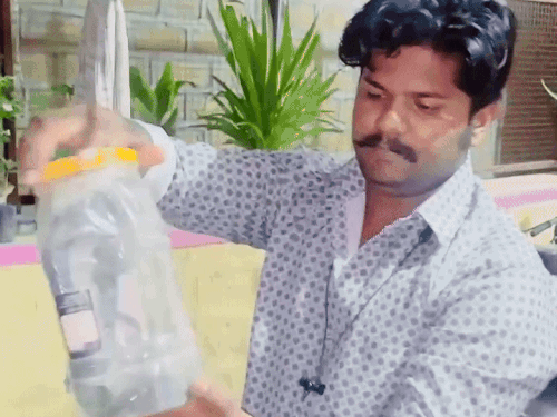 साहिल खान ने सांप को रेस्क्यू कर जंगल में छोड़ा।