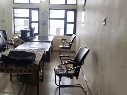 अटेली में नायब तहसीलदार के खिलाफ लोगों में रोष:  पूरा दिन नहीं बैठते कार्यालय में, परेशान लोग काट रहे हैं चक्कर – Narnaul News