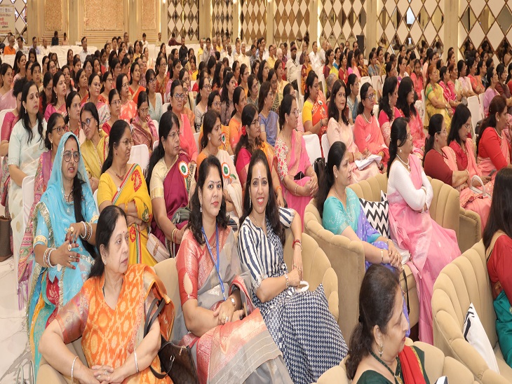 महिला सम्मान समारोह में मौजूद महिलाएं।