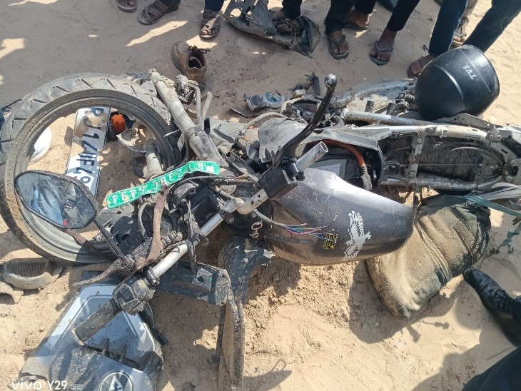हादसे में इलेक्ट्रिकल बाइक चकनाचूर हो गई।