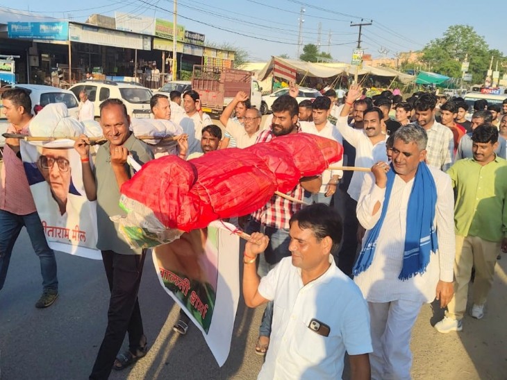 शव यात्रा निकालते हुए मीणा समाज के लोग।
