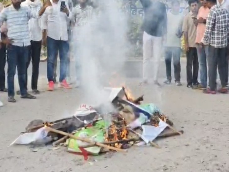 डेयरी चेयरमैन का पुतला फूंकते हुए मीणा समाज के लोग।