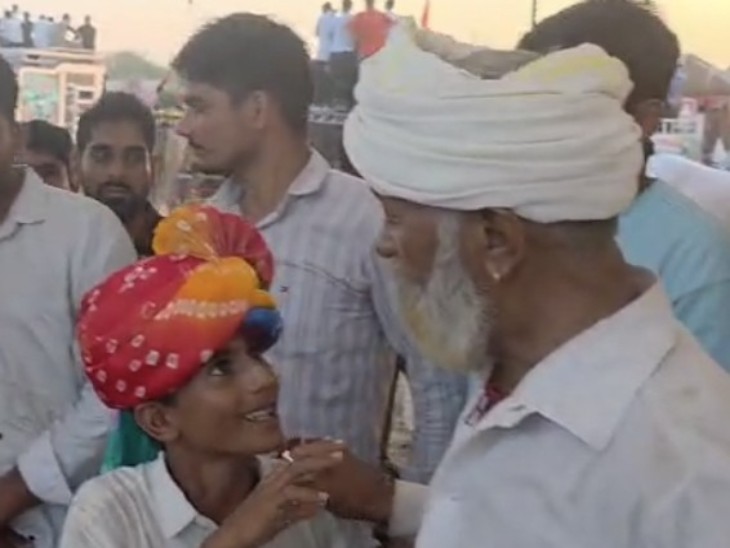 मेले में आए ऊंट पालक दादा-पोते की जोड़ी ने ऊंटों के शानदार करतब दिखाए।