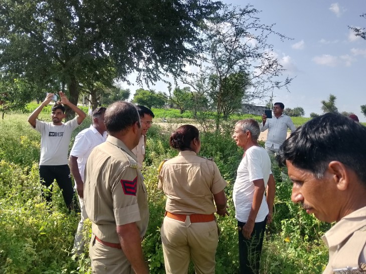 मौके पर पहुंची पुलिस समझाइश करती हुई।