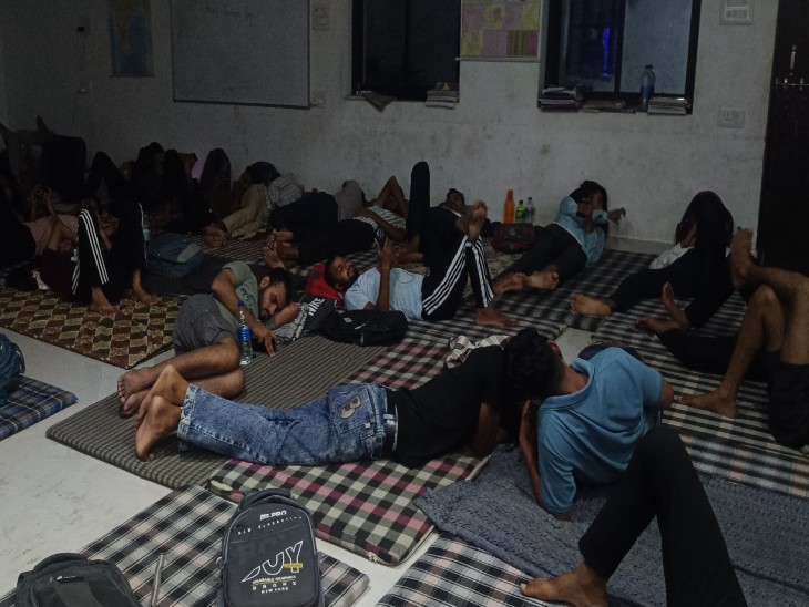 जाट समाज की धर्मशाला में रात्रि विश्राम करते कॉन्स्टेबल भर्ती परीक्षा के अभ्यर्थी ।