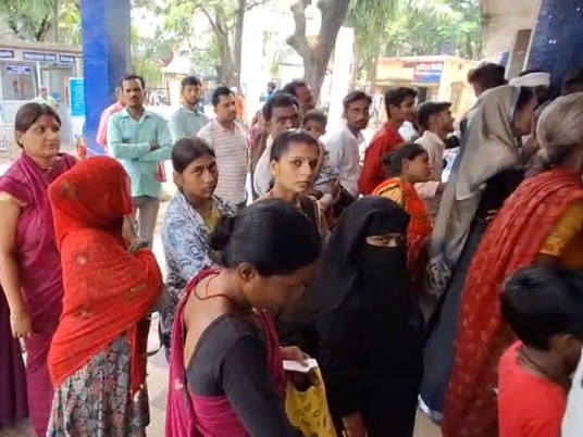 सुबह से अस्पताल परिसर में लग रही लाइनें।