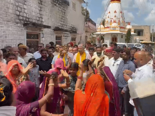 गांव में ट्रेन आने की खुशी मनाई जा रही है। महिलाओं ने ढोल-थाली पर जमकर डांस किया।