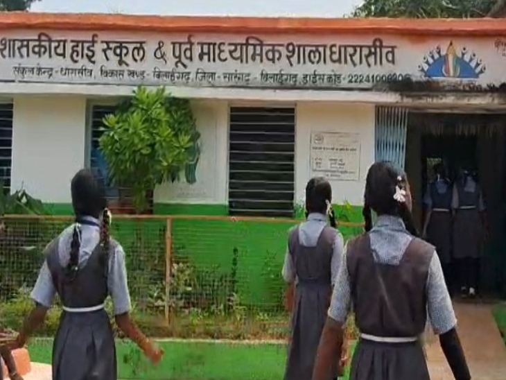 सारंगढ़ बिलाईगढ़ जिले के शासकीय हाई स्कूल धारासीव में 2 टीचर के बीच मारपीट हुई है।