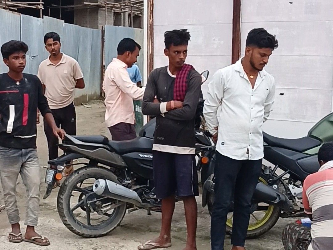 पोस्टमार्टम के लिए सदर अस्पताल पहुंचे परिजन।