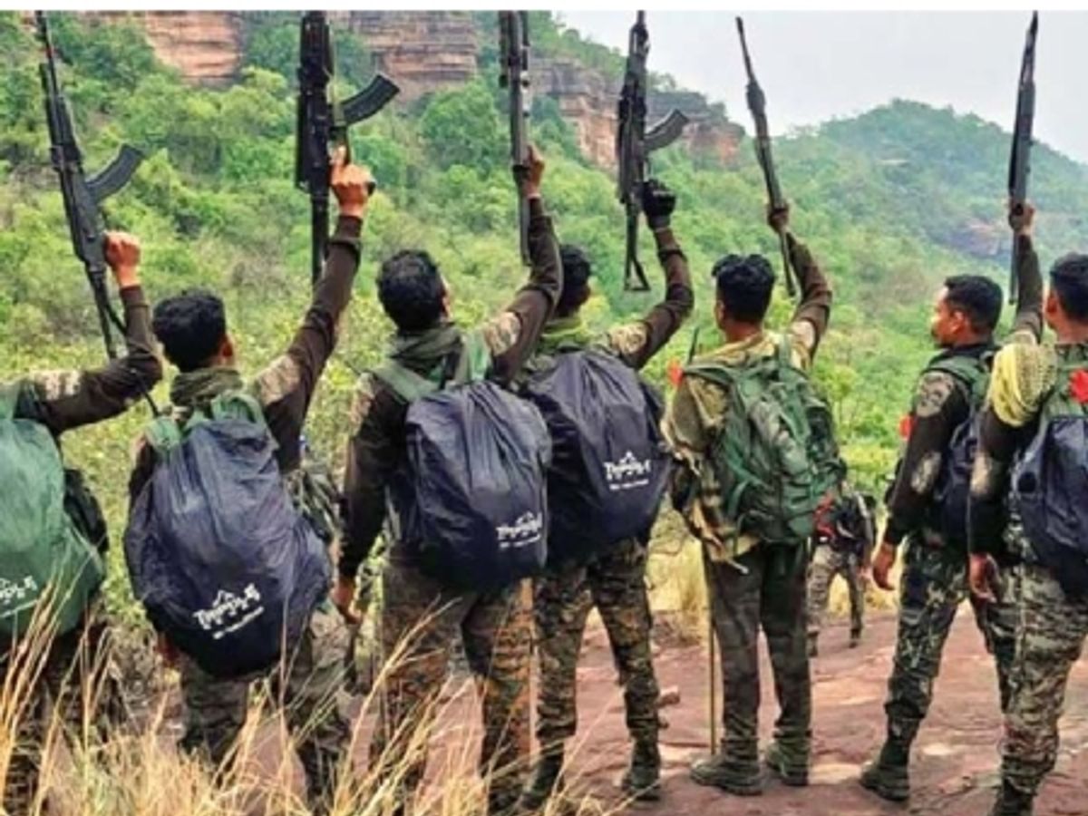 बस्तर में नक्सलियों का एनकाउंटर करने के बाद जश्न मनाते हुए जवान। (फाइल फोटो)